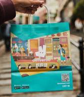 謝曬皮設計的紙袋由今日起至3月15日起登場，以香港美食街道為題。（Deliveroo提供圖片）