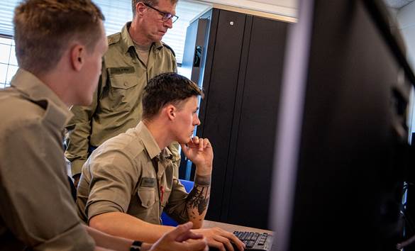 cyberværnepligtige er i gang med deres uddannelse, som skal styrke Forsvarets beskyttelse mod cybertrusler.
