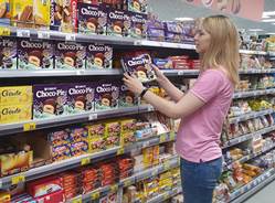 A customer checks out Orion Choco Pie in Russia. (Orion Corp.)