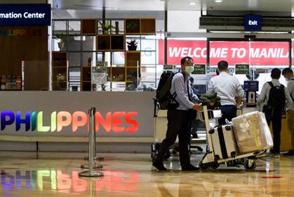2022년 2월 10일 필리핀 메트로 마닐라 파사이의 니노이 아키노 국제공항에 코로나바이러스 감염증(COVID-19) 예방을 위해 안면 마스크를 쓴 외국인 승객이 도착하고 있다. REUTERS/Lisa Marie David