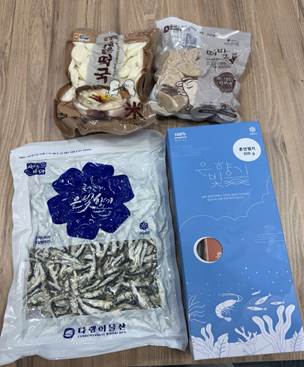텍스트, 책, 음식, 실내이(가) 표시된 사진  AI-generated content may be incorrect.