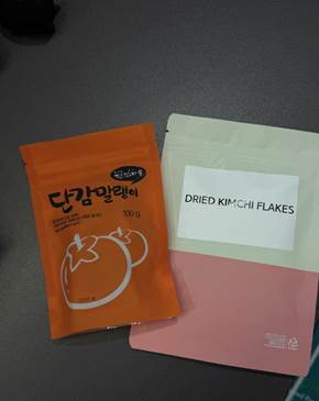 텍스트, 포스트잇 노트, 종이 제품, 종이이(가) 표시된 사진  AI-generated content may be incorrect.